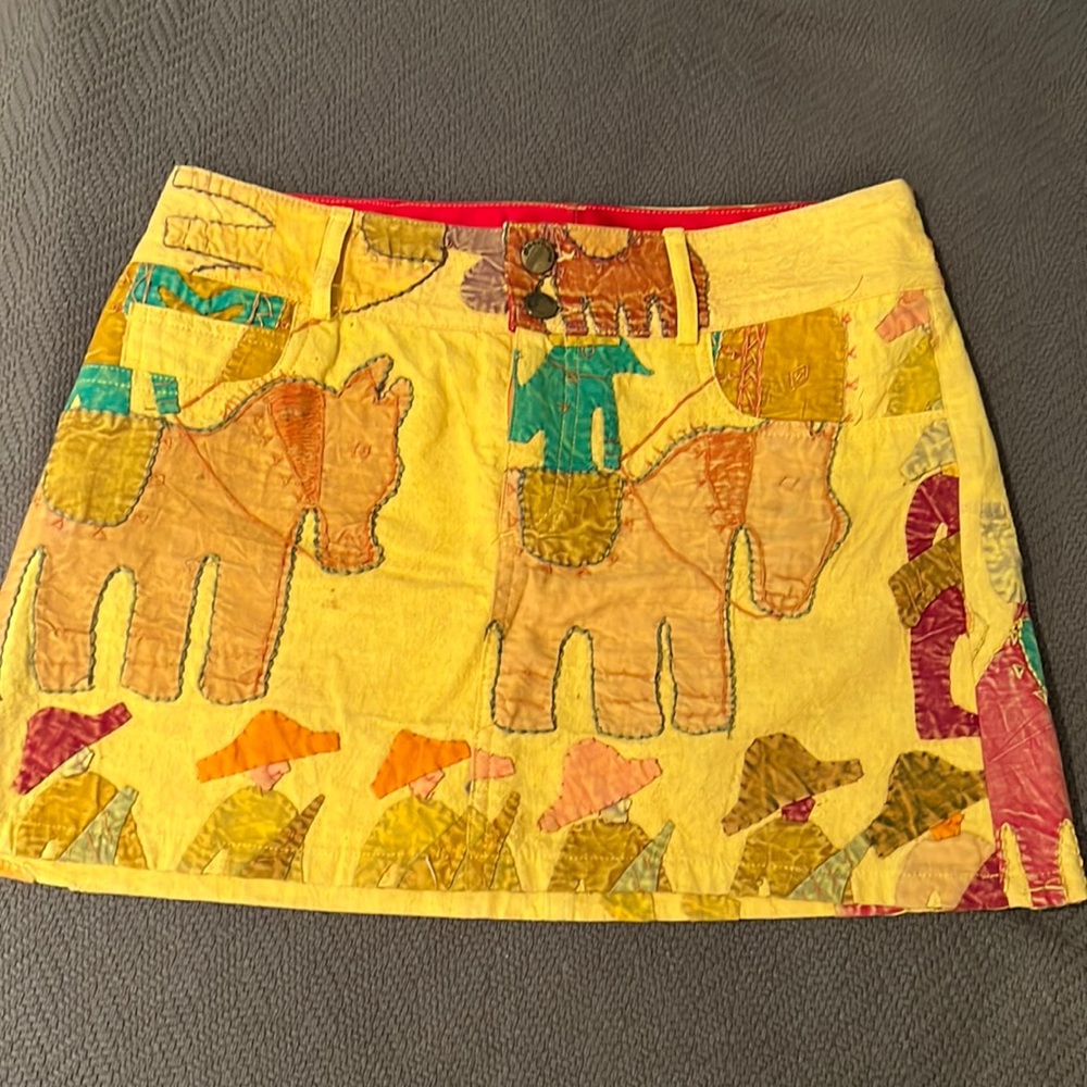 Adorable Alice & Olivia mini skirt. Vintage-stitch design!